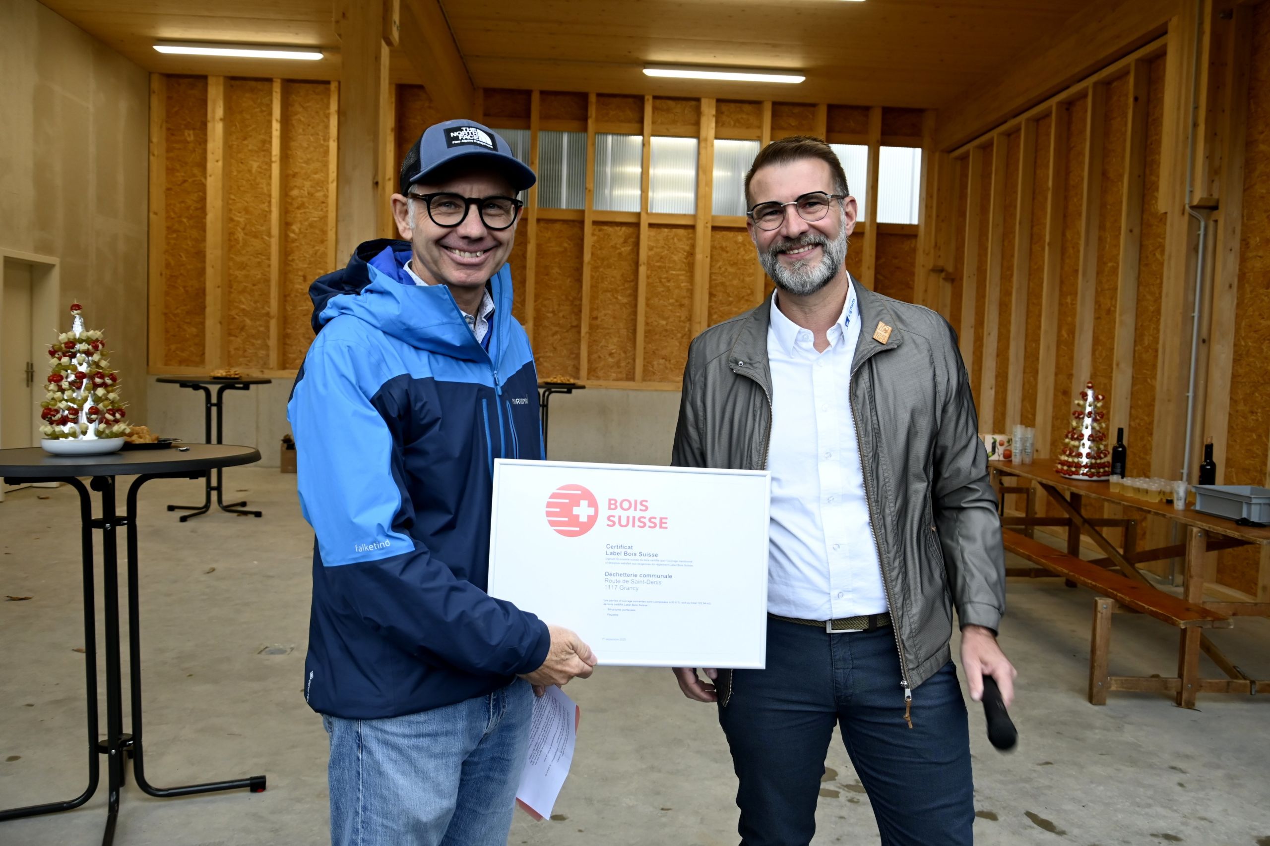 Le syndic reçoit la plaquette Bois Suisse de la part de Raphaël Zürcher